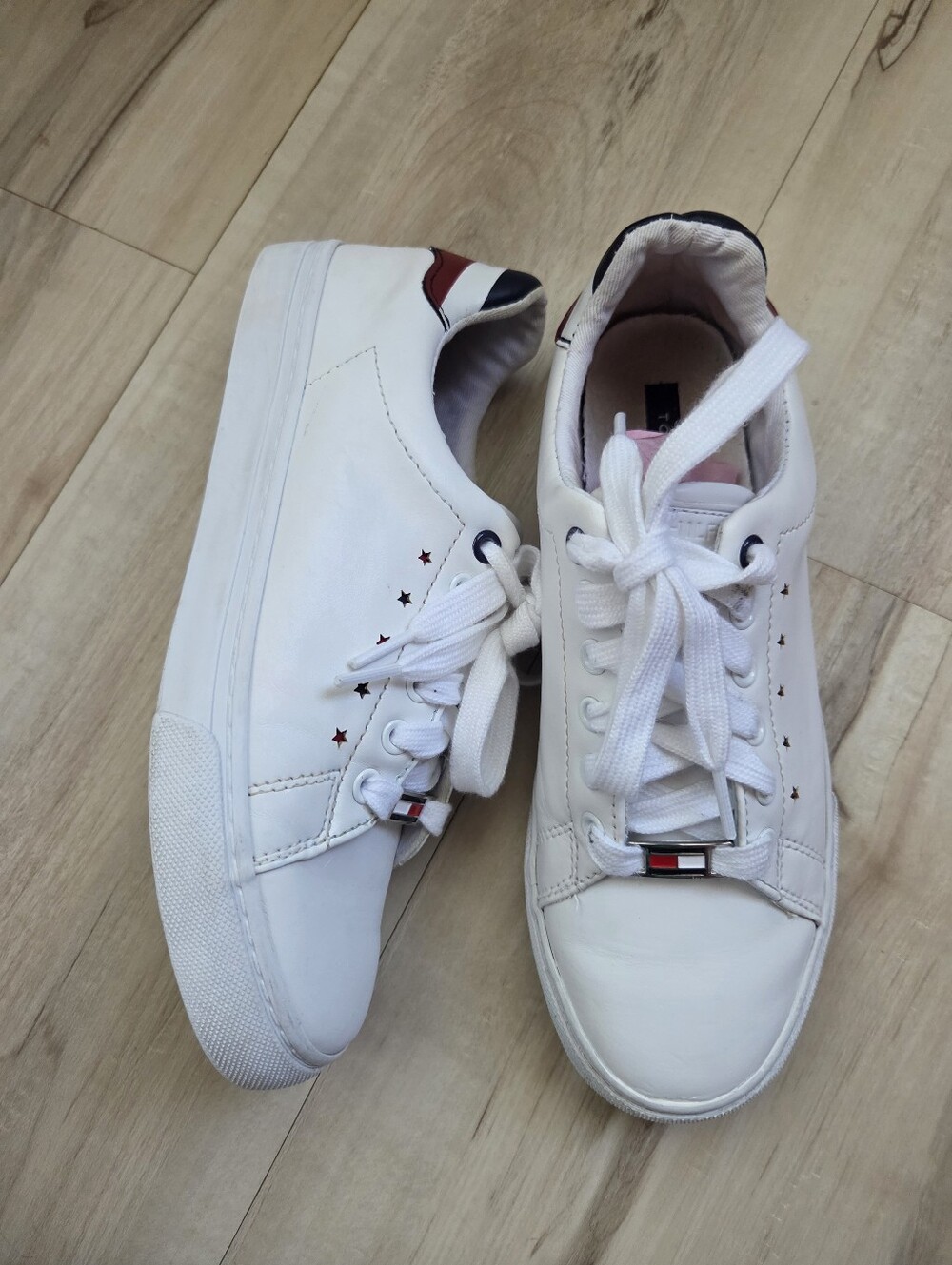 🛍Tommy Hilfiger Loto Sneakers Womens Size 6